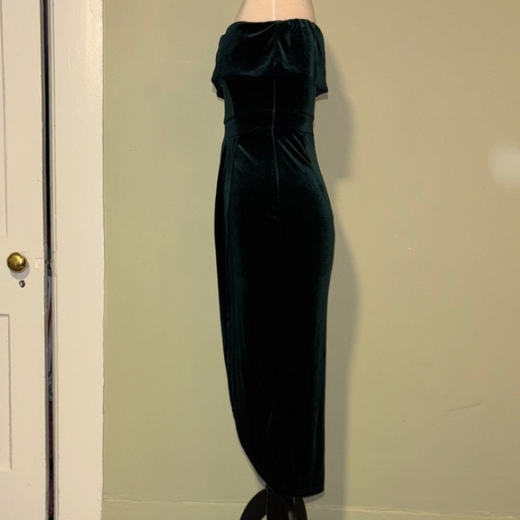 Elegant Off-Shoulder Green Velvet Dress - Picture 2 of 8